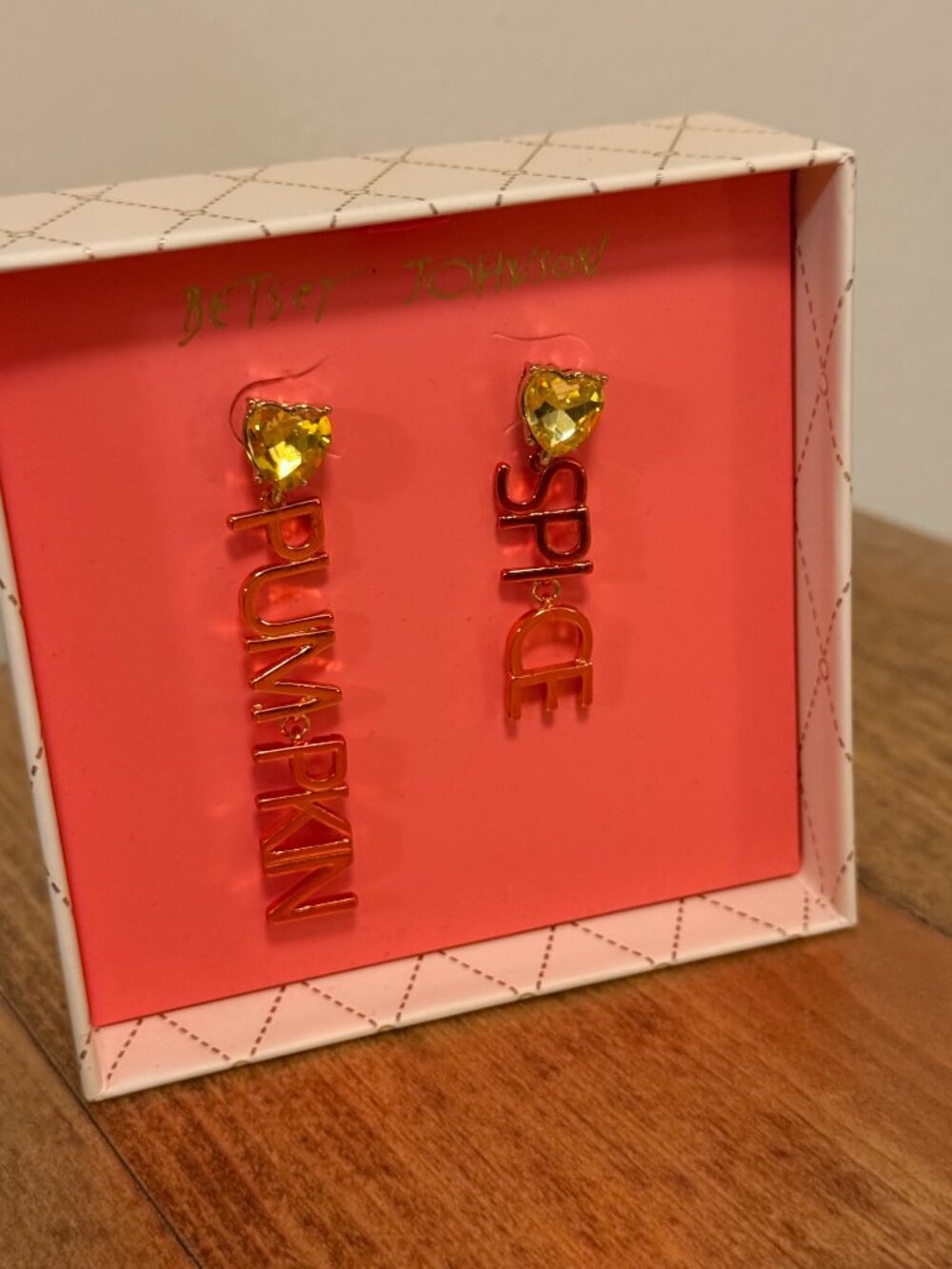 🍂 Betsey Johnson Pumpkin Spice Mismatched Drop Earrings NWT - Picture 2 of 5